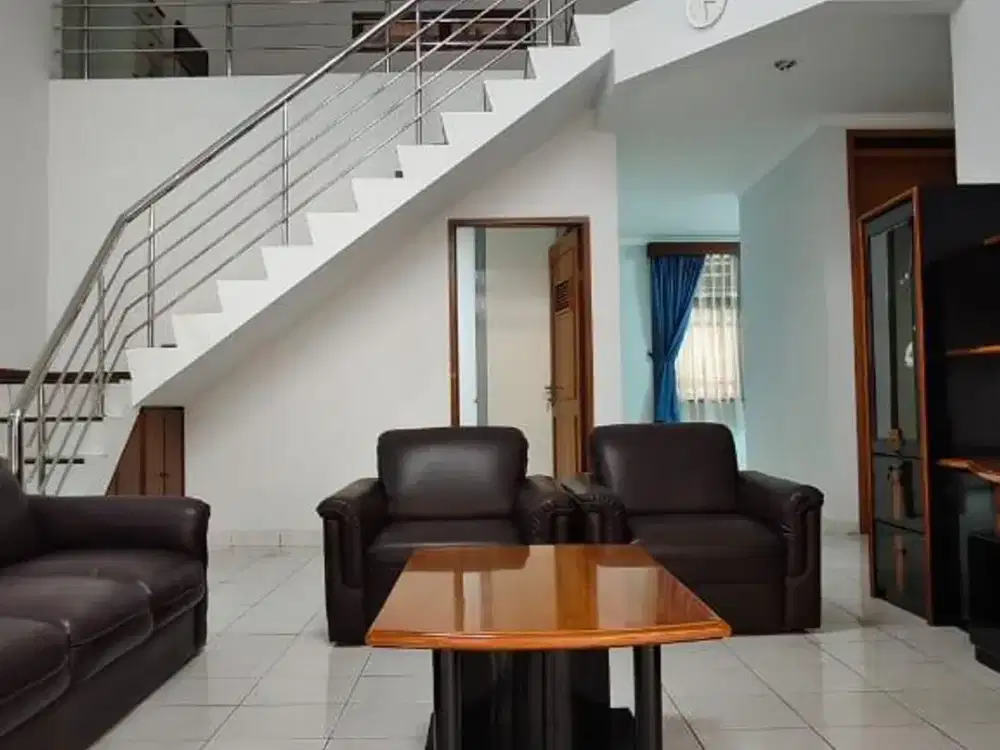Disewakan : Rumah di sayap surya sumantri pasteur ,  jl Airbus, 2 lantai furnish