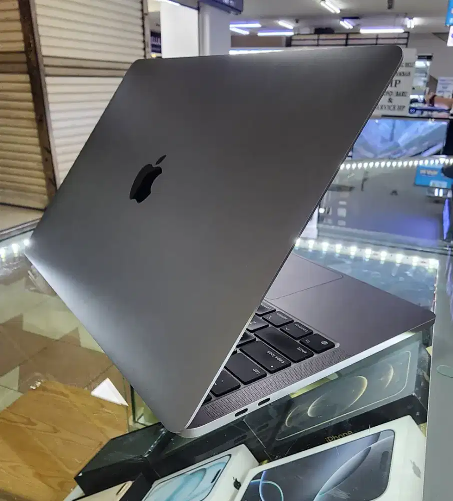 Macbook pro m1 2020 8/256 gray