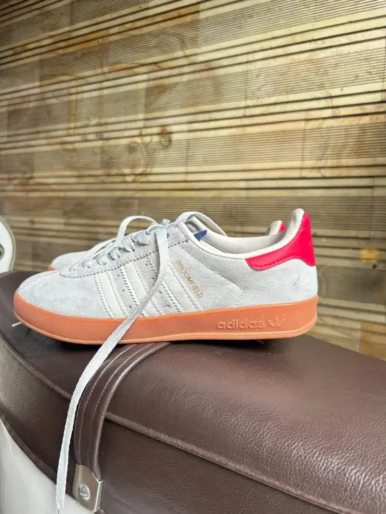 ADIDAS BROOMFIELD BEIGE NAVY RED GUM