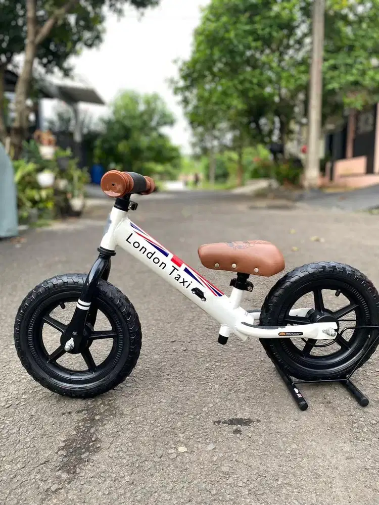 Balance Bike London Taxi — Like New, Jarang Dipakai!
