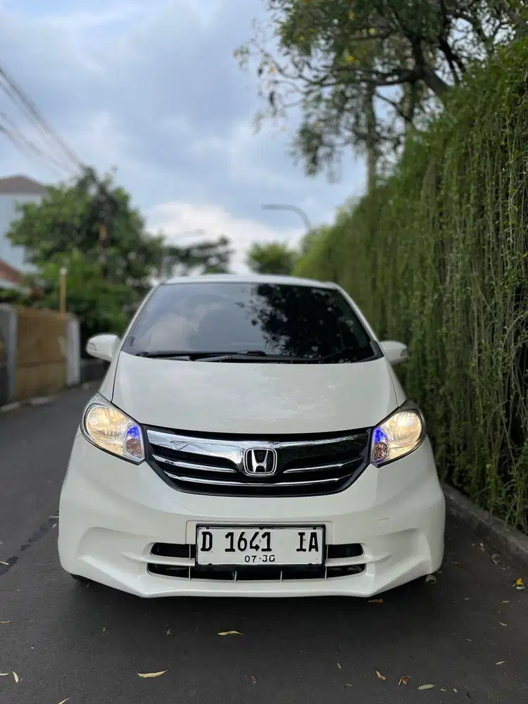 Honda freed pada automatic 2012 ( AC single)