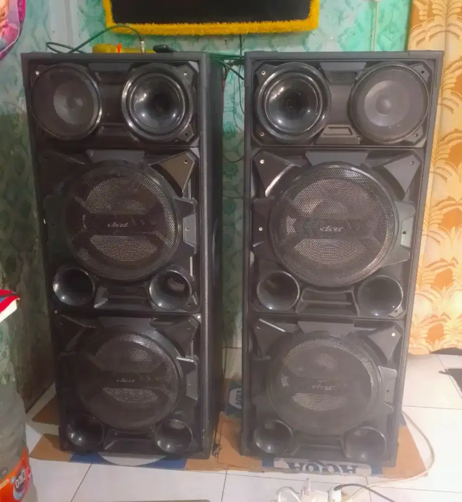 Speker DAT 15 inchi Sepasang sudah ada ampli nya menyatu.