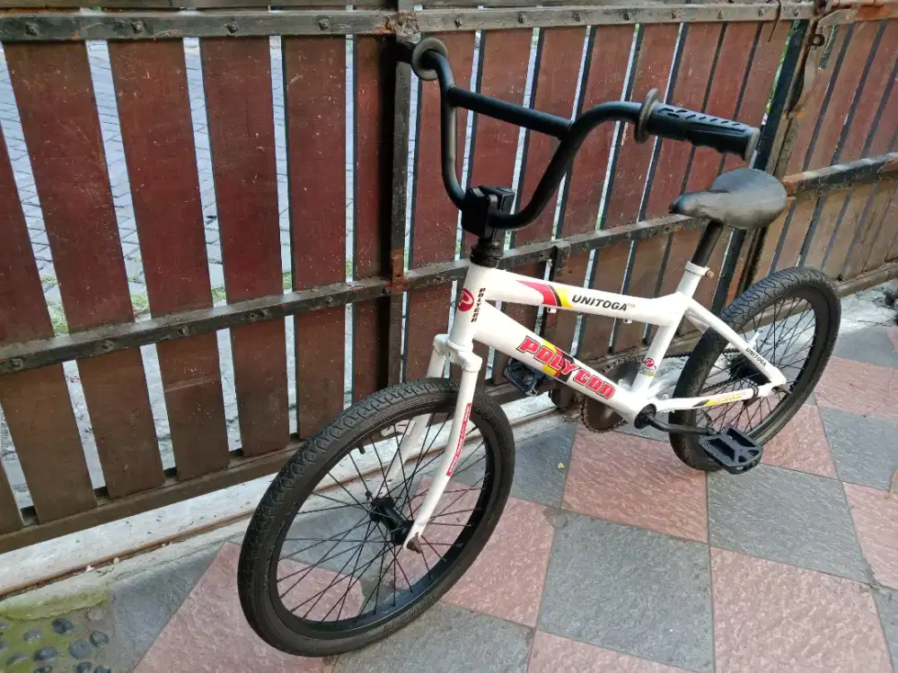 Sepeda bmx warna putih