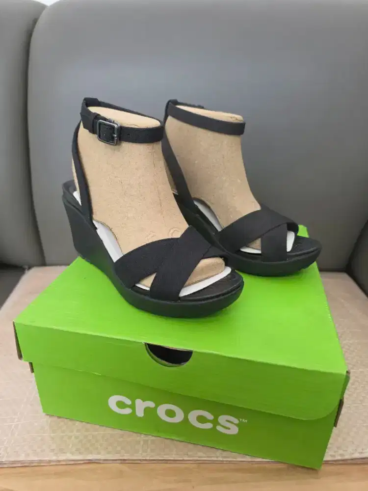 SEPATU HEELS STRAP CROCS WEDGE HITAM
