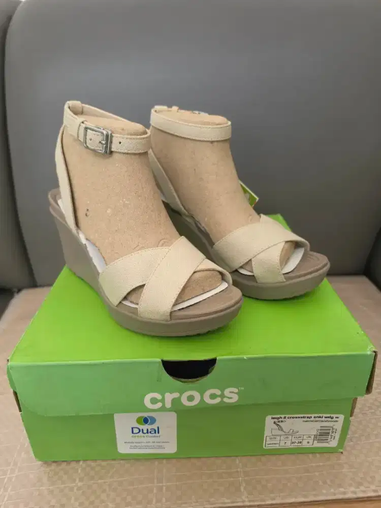 SEPATU HEELS STRAP CROCS WEDGE COKLAT