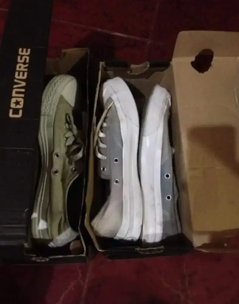 Cuci sepatu profesional tanpa air secara detail