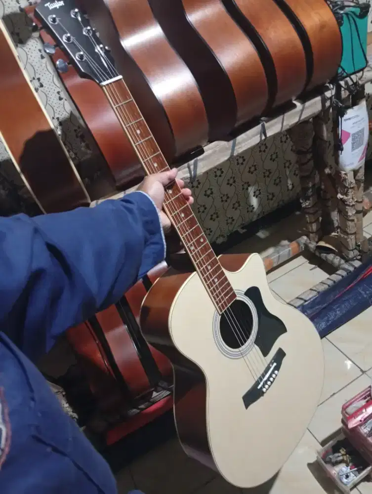 Gitar akustik Taylor cream
