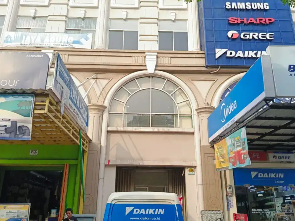 RUKO 3 1/2 LANTAI HADAP JALAN GREEN LAKE CITY CIPONDOH TANGERANG
