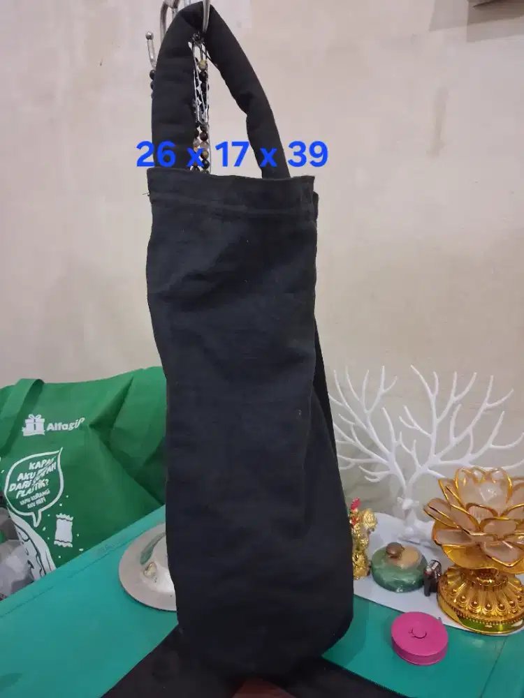 Tas kain warna hitam 
Uk 26 x 17 x 39 
Limited edition 
Barang terawat