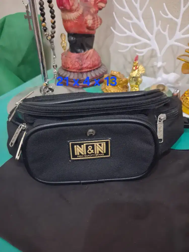 Tas pinggang branded 
Aigner uk 21 x 4 x 13 
Limited edition 
Barang t