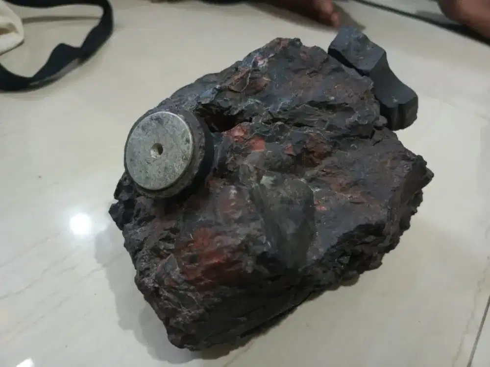 Batu Meteor Warna Hitam Lengket Magnet