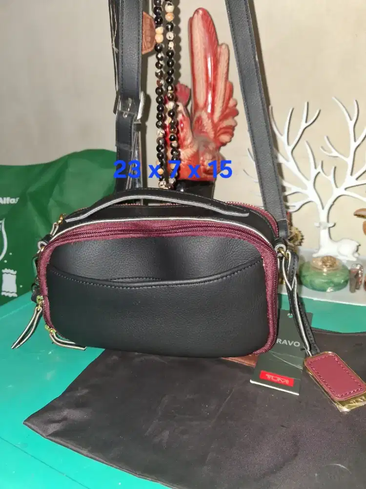 Tas selempang branded 
Tumi uk 23 x 7 x15 
Limited edition 
Barang ter
