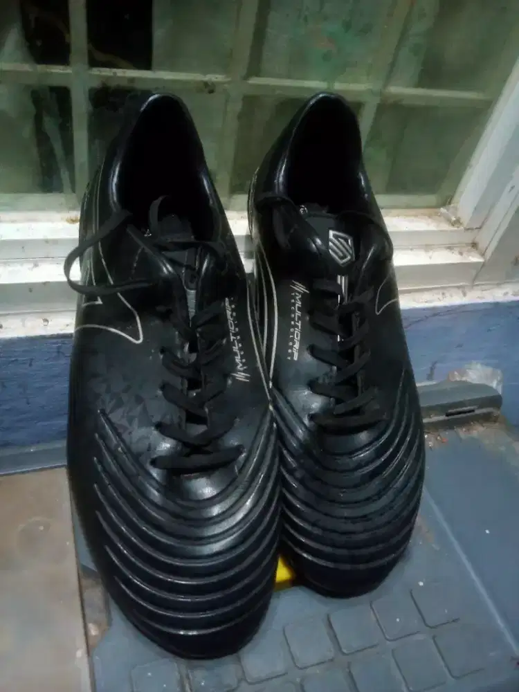 jual sepatu sepakbola bekas
