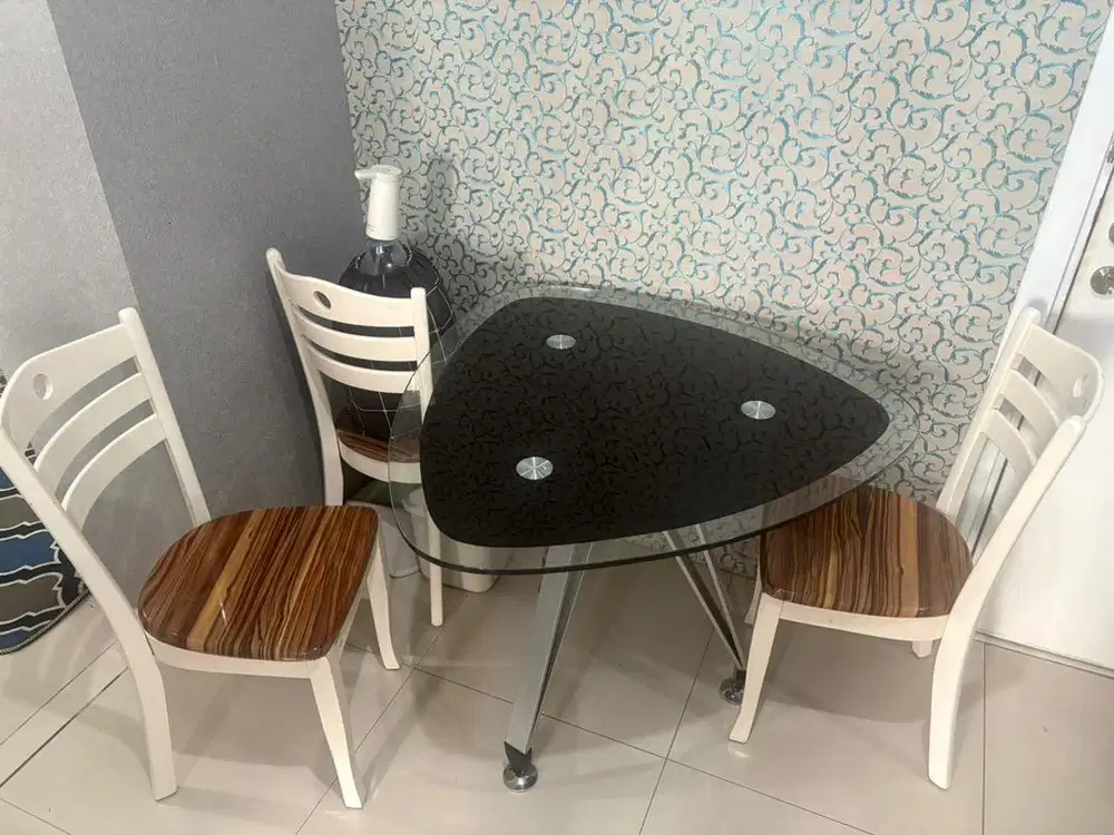 Set meja makan dan kursi