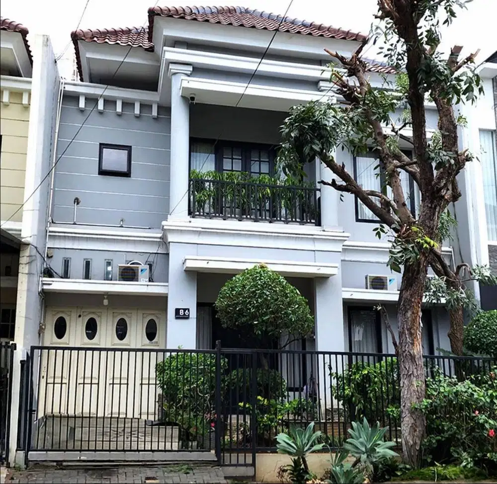 Rumah minimalis. Jarang ada Row Jalan Lebar 5 mobil depan Taman