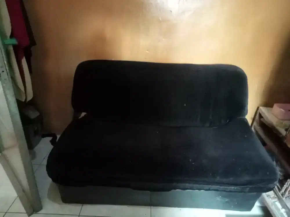 Meja & sofa warna hitam bludru
