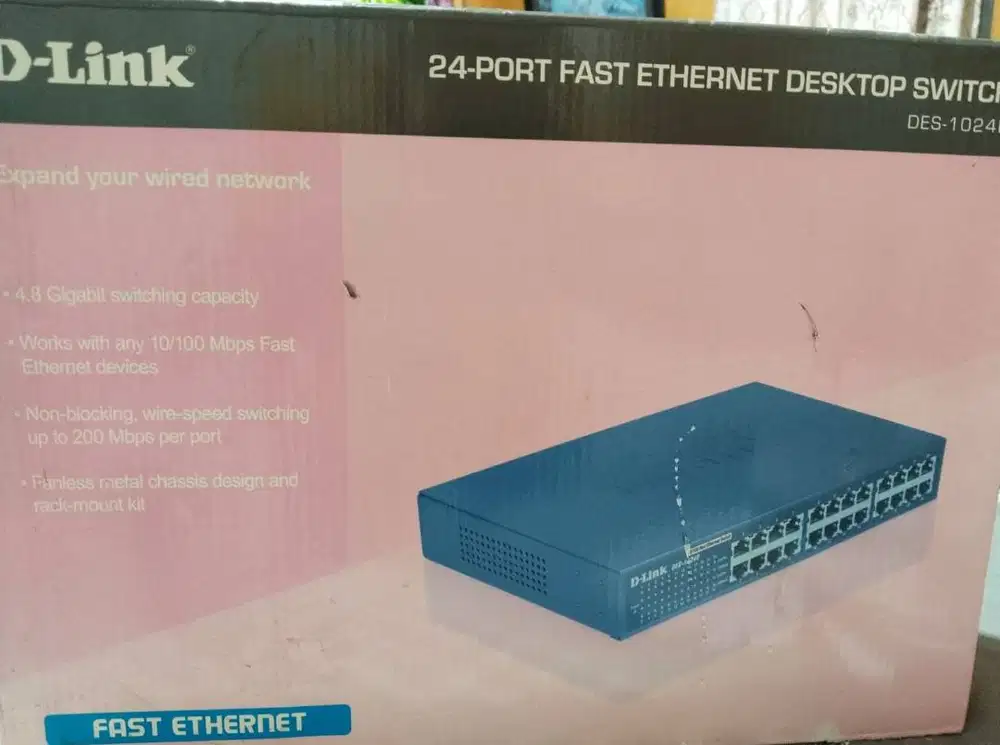 D-Link Fast Ethernet 24-Port DES-1024D Switch-Hub.