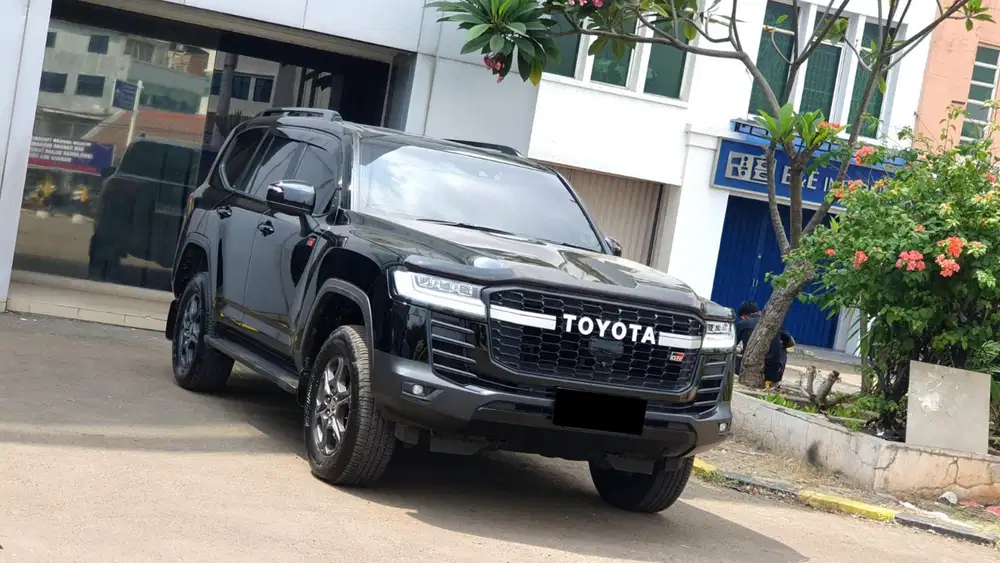 [ LOW KM ] Toyota Land Cruiser LC 300 GR Sport 4x4 TSS AT 2023/2024