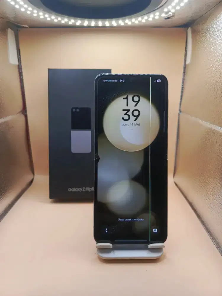 SAMSUNG Z FLIP 5 5G RAM 8/512GB ORIGINAL SEIN MULUS FULLSHET

TAMPILAN
