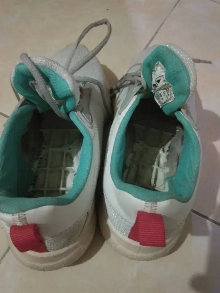 Jual butuh sepatu merk aero +topi