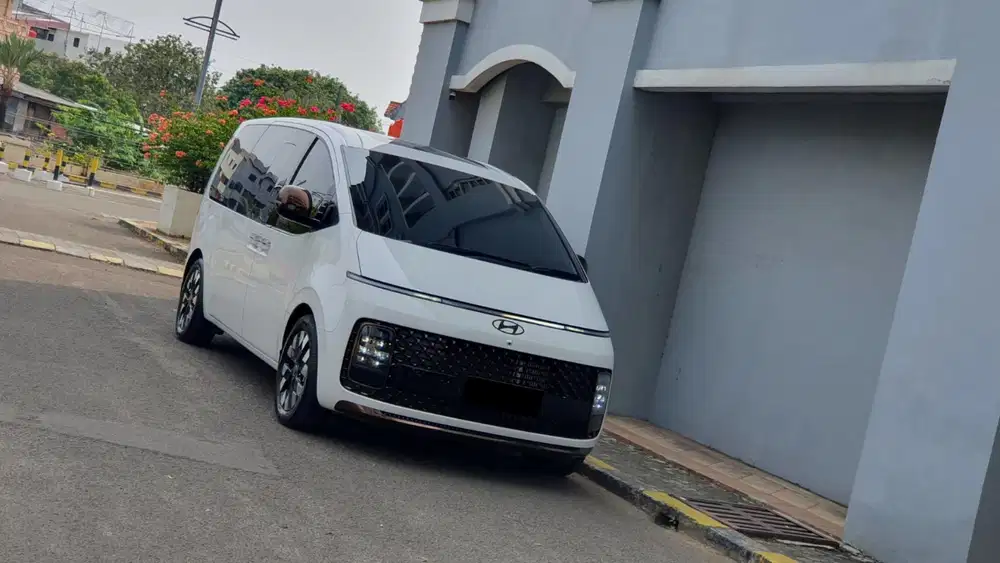 [LOW KM] Hyundai Staria 2.2 Signature LOMBARDI Pilot Seat AT 2024/2025