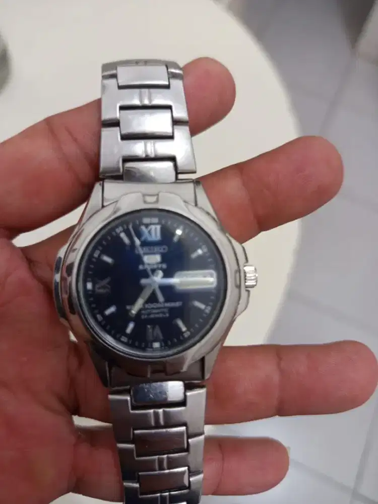 Jam tangan dengan kondisi bagus.