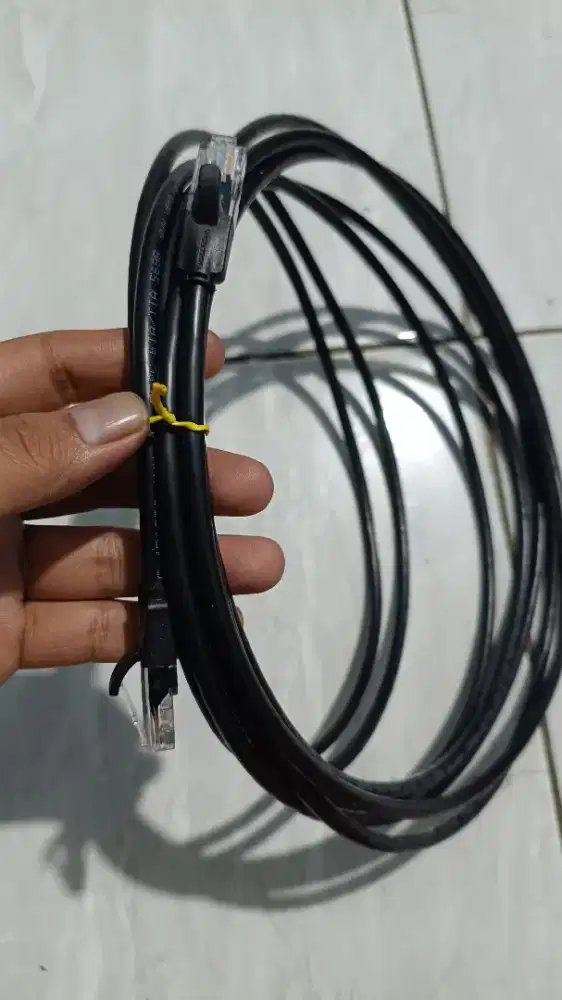 Kabel LAN dan adaptor modem
