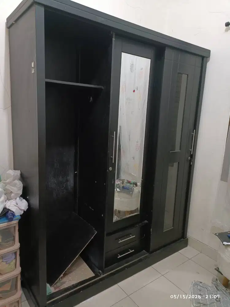 Lemari baju 3 pintu.