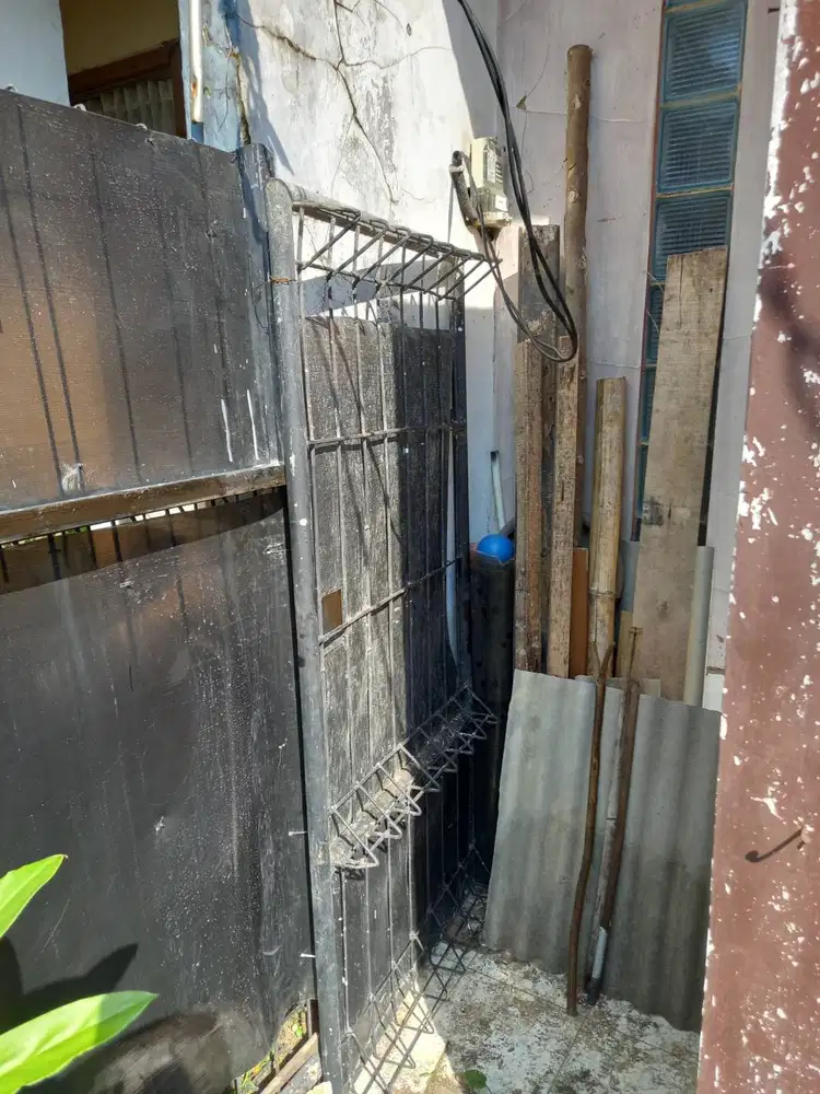 Pagar rumah bekas