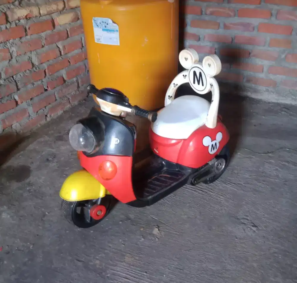 Motor aki anak Mickey