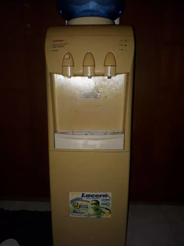 Dispenser Panas dan Dingin