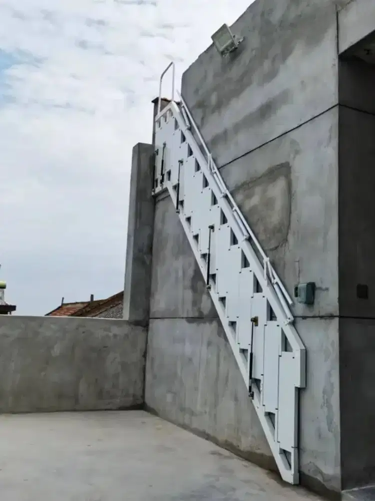 Tangga rebah lipat tembok