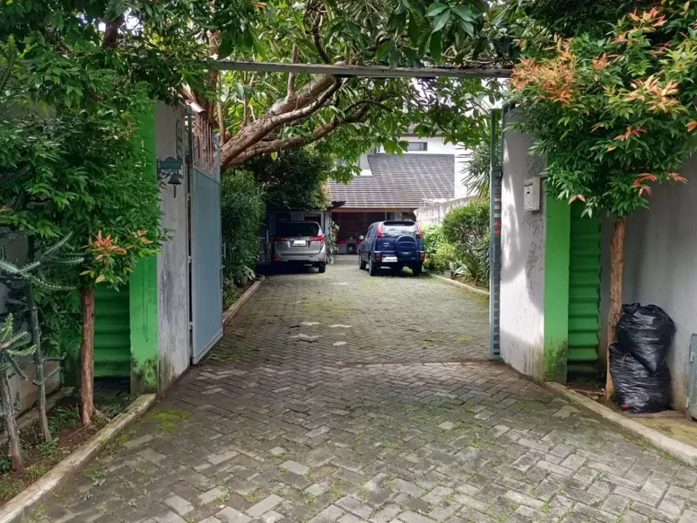 Rumah 2 Lantai Dengan Halaman Luas di Daerah Bintaro Dekat Akses Tol