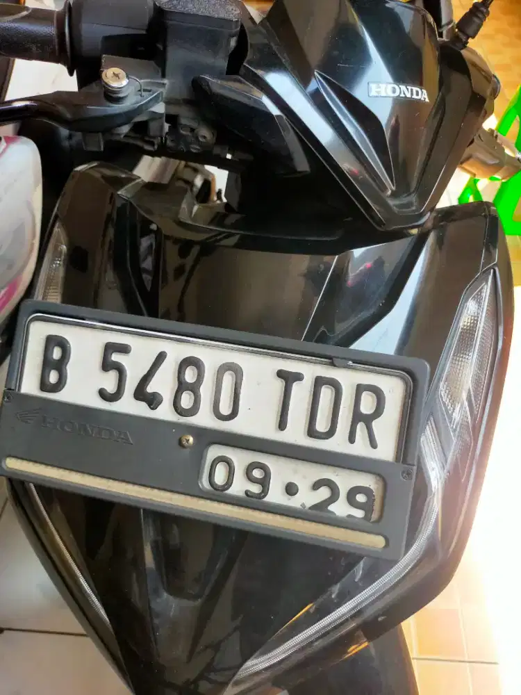 Di jual motor Honda Vario 125 standar warna merah hitam matic