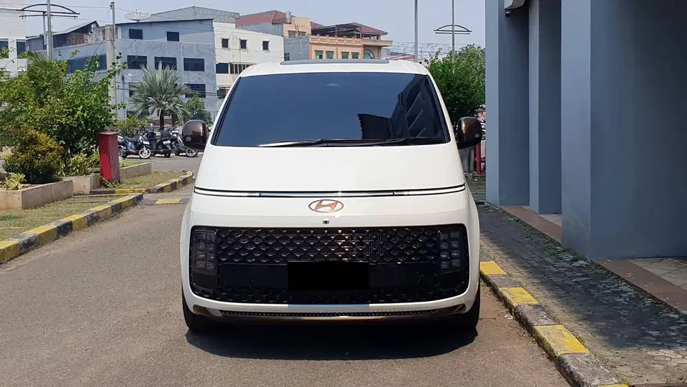 Hyundai Staria 2.2 Signature Lombardi Pilot Seat 2024 Like New Low Km