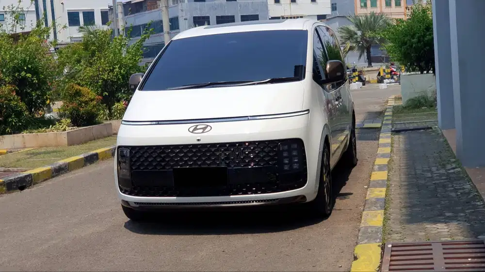 Hyundai Staria 2.2 Signature Lombardi Pilot Seat 2024 Like New Low Km