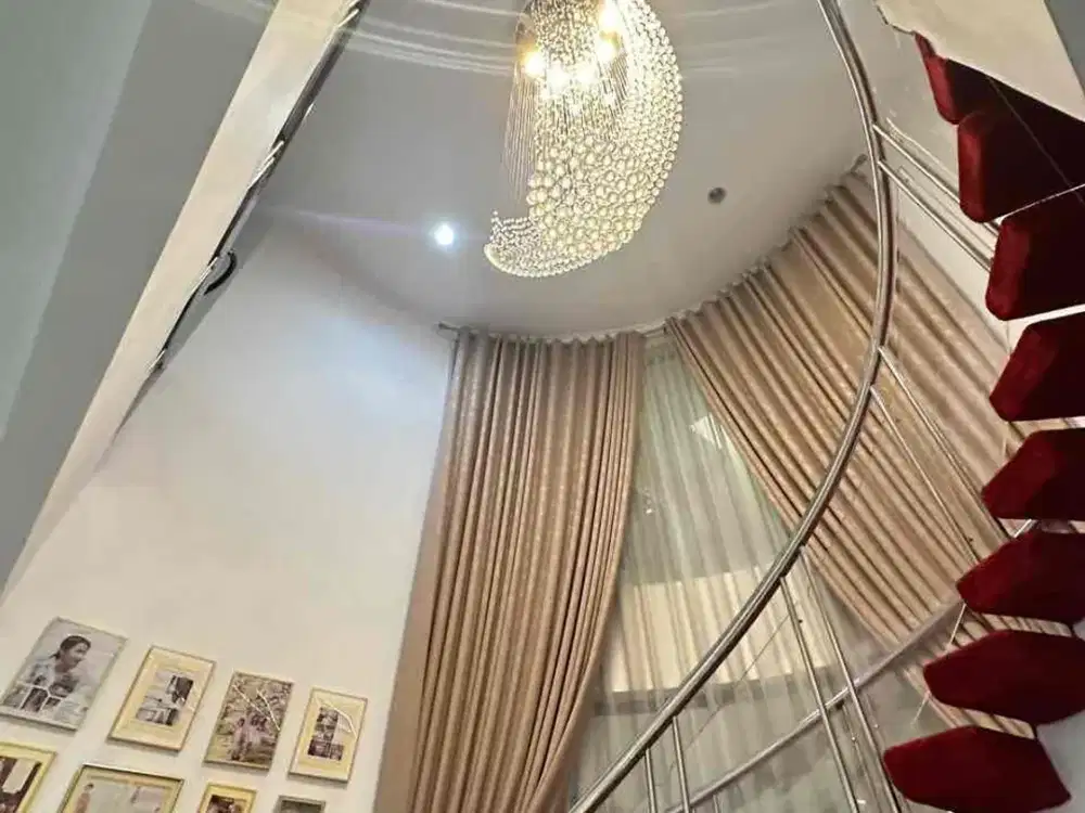 Dijual murah rumah mewah siap huni di Green Garden, Jakarta Barat.