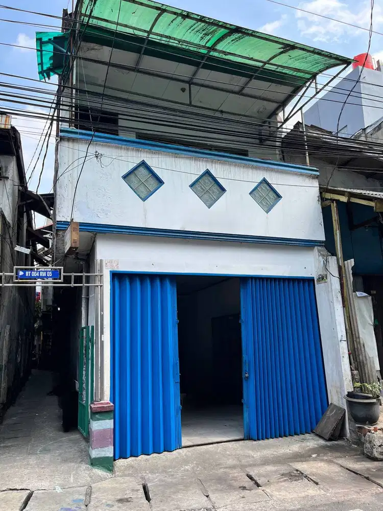 Kontrakan Tahunan. Rumah 2 Lantai Bebas Banjir. Total 6 Kamar