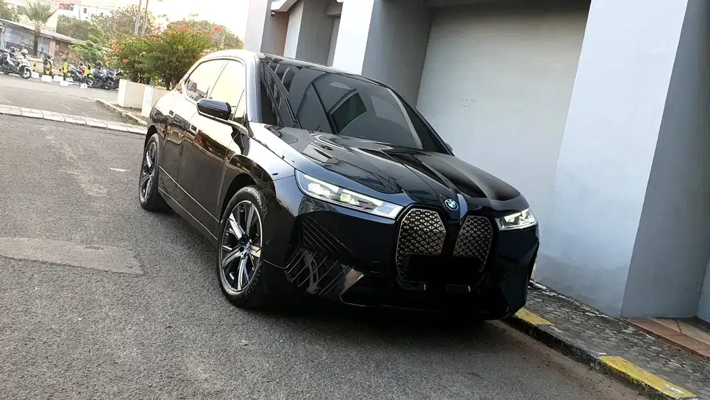 BMW iX xDrive40 Xdrive 40 Sport AT Black On Black 2023 Like New Low KM