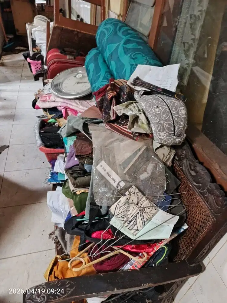 Meja, perabotan dapur, elektronik jadul, buku-buku