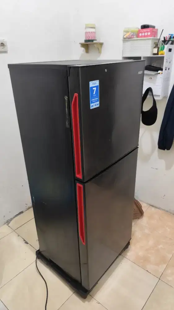 Kulkas 2 pintu gratis roda merk aqua