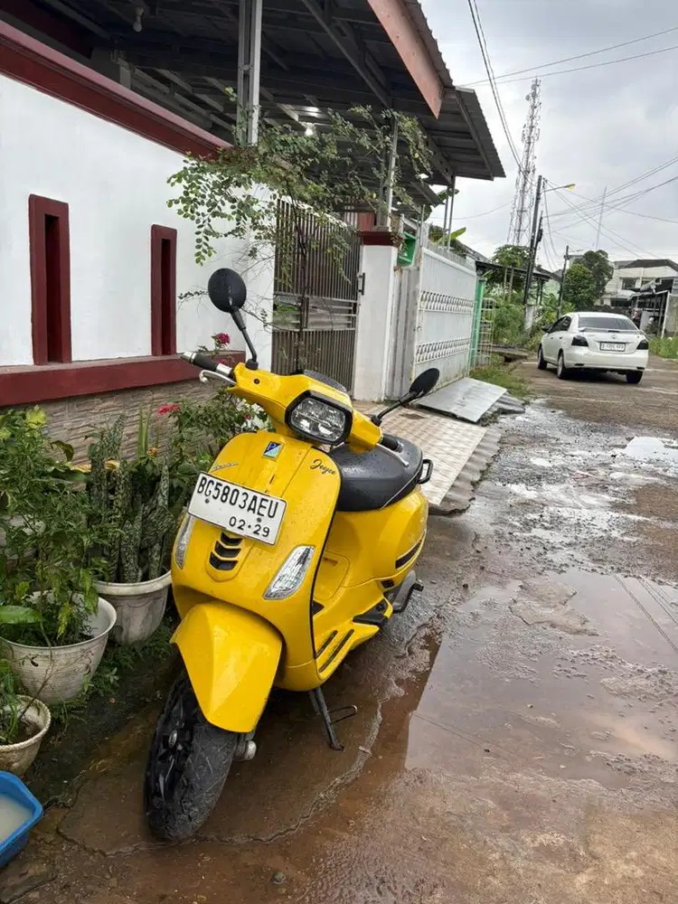 Di jual cepat motor vespa matic warna kuning 120cc
