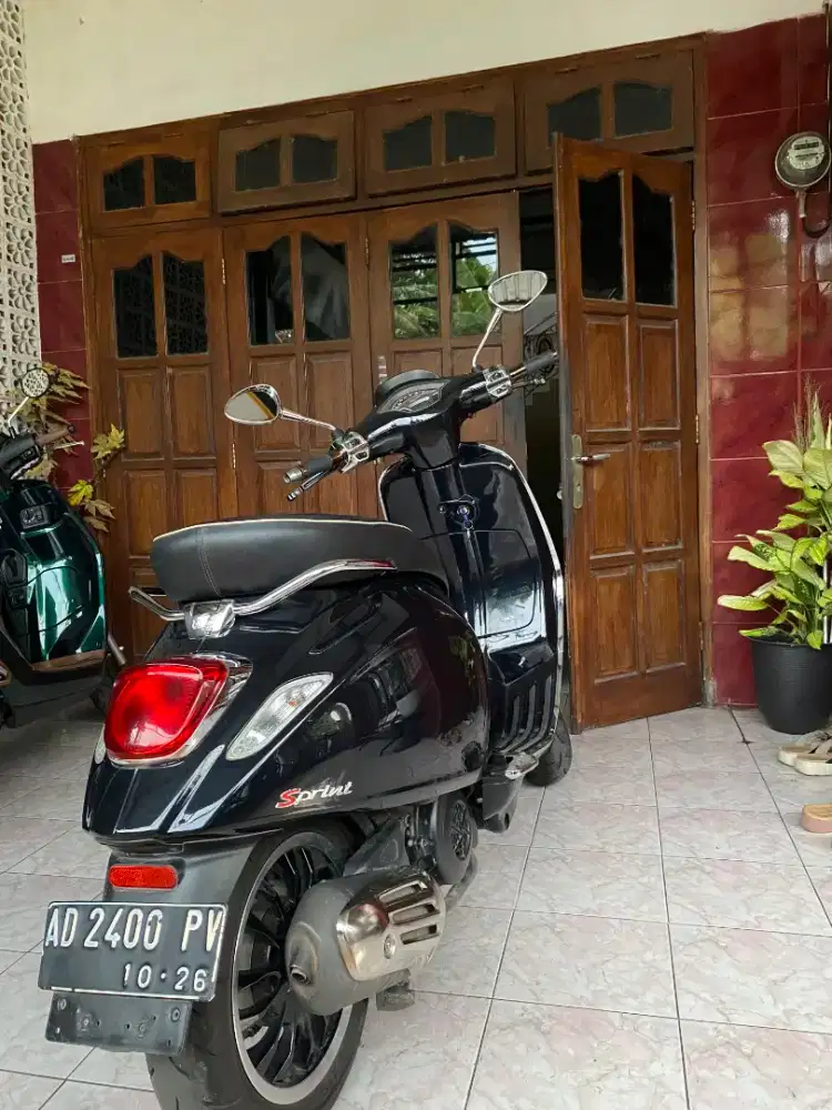 Dijual vespa sprint warna hitam