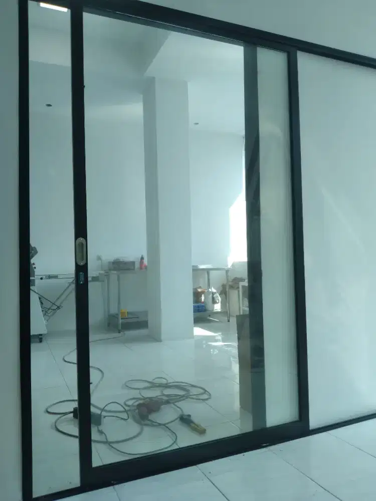 Pintu geser alumunium kaca T210cm L90cm hrg trmsk pasang 2,3 jt / unit