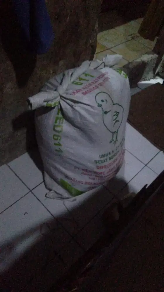 Menerima pakaian bekas laki laki dewasa
