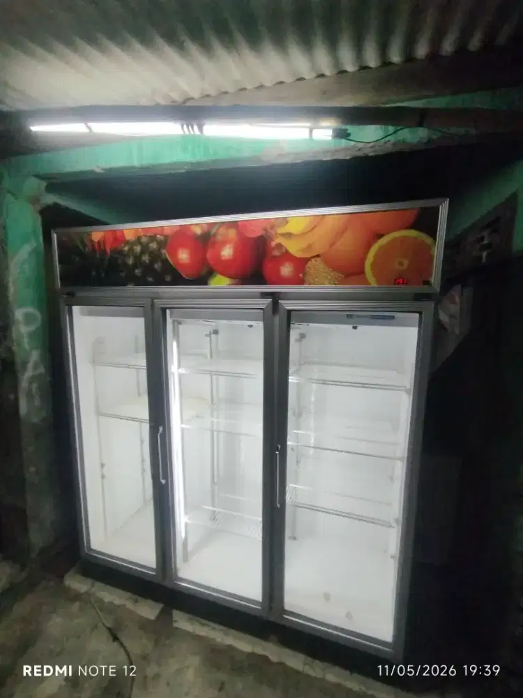 Ready showcase 3pintu merek sanden barang normal
