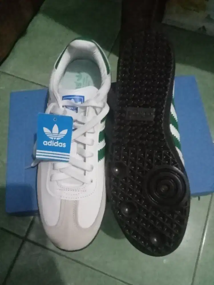 Di jual sepatu Adidas Samba baru beli belum di pakai sama sekali.