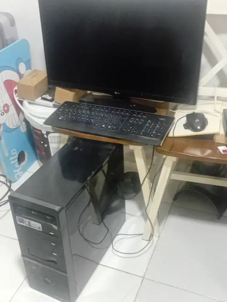 Satu set komputer termasuk layar, keyboard, dan mouse.