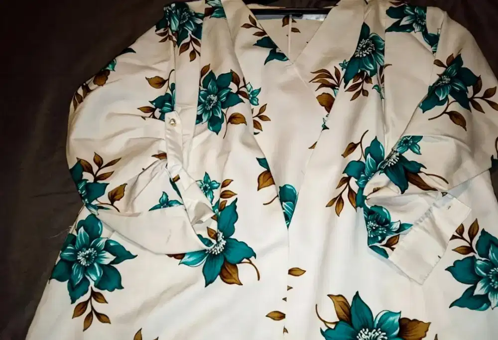 Bluse wanita motif bunga