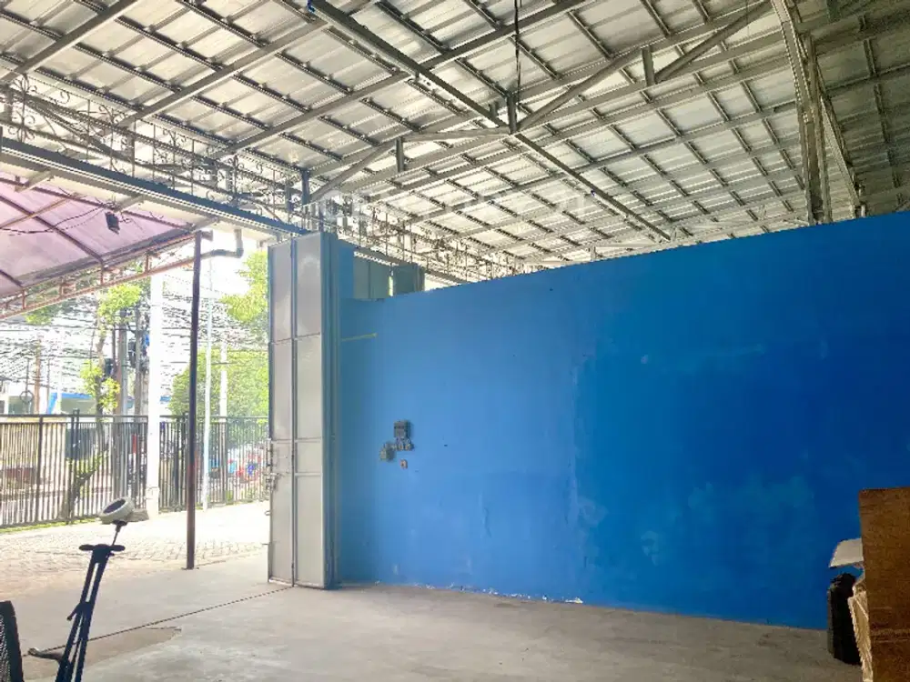 Gudang Gandeng Pinggir Jalan Di Cawang, Jakarta Timur